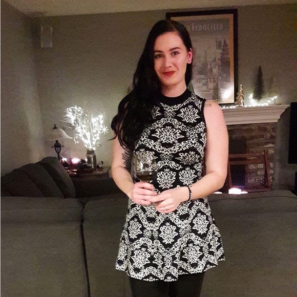 Meet your posher, Lora. - Picture 2 of 2